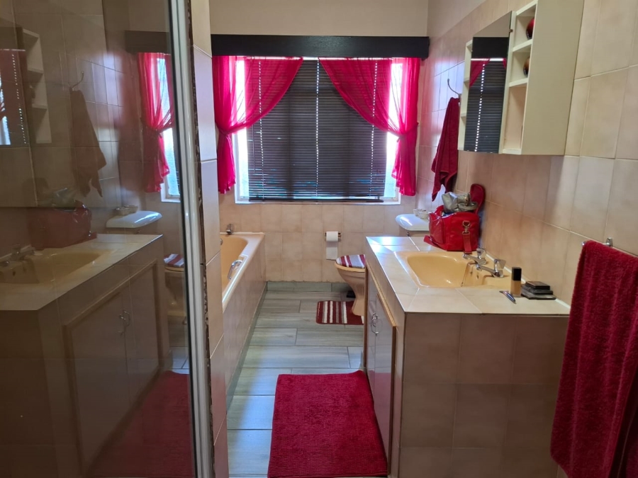 3 Bedroom Property for Sale in Universitas Ridge Free State